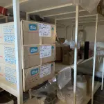 LOTE 059 - lote do almoxarifado, prateleiras com alguns produtos quimicos, filmes e etiquetas muito poucos