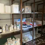 LOTE 059 - lote do almoxarifado, prateleiras com alguns produtos quimicos, filmes e etiquetas muito poucos