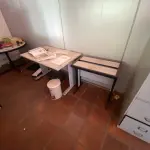 LOTE 081 - 2 mesas de escritorio, 4 cadeiras 2 azul e 2 cinza, balcaozinho baixo  e um arquivo de aço