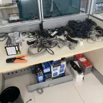 LOTE 10 - MÓVEIS EQUIPAMENTOS - vários itens junto ao prédio