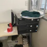 LOTE 10 - MÓVEIS EQUIPAMENTOS - vários itens junto ao prédio