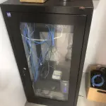 LOTE 076 - Armario, prateleira, sucata de informatica, 2 cadeiras pretas com rodas, 2 aquivos de aço, armario para servidor 