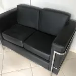 LOTE 068 - 2 sofas pretos 1 lugar e sofa preto 2 lugares 