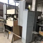 LOTE 050 - Lote de sucatas: mesas, cadeiras, armarios, inox, madeiras, etc 
