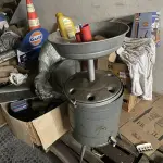LOTE 10 - MÓVEIS EQUIPAMENTOS - vários itens junto ao prédio