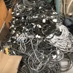 LOTE 075 - Lote com almofadas, caixas de madeira, movel com carregadores de celular, bancadas, expositores, cadeiras, mesas, ventiladores umidificadores, maquinas de lavar, mesas, bancos, sofá, refletores, fios, mangueiras, banheira,