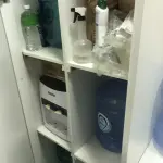 LOTE 061 - armario com bebedor e bombonas de agua 