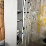 LOTE 050 - Lote de sucatas: mesas, cadeiras, armarios, inox, madeiras, etc 