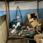 LOTE 10 - MÓVEIS EQUIPAMENTOS - vários itens junto ao prédio