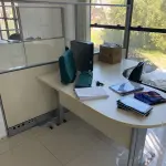 LOTE 10 - MÓVEIS EQUIPAMENTOS - vários itens junto ao prédio