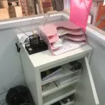 LOTE 076 - Armario, prateleira, sucata de informatica, 2 cadeiras pretas com rodas, 2 aquivos de aço, armario para servidor 