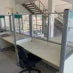 LOTE 10 - MÓVEIS EQUIPAMENTOS - vários itens junto ao prédio