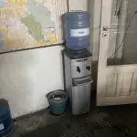 LOTE 10 - MÓVEIS EQUIPAMENTOS - vários itens junto ao prédio