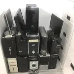 LOTE 076 - Armario, prateleira, sucata de informatica, 2 cadeiras pretas com rodas, 2 aquivos de aço, armario para servidor 