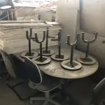 LOTE 050 - Lote de sucatas: mesas, cadeiras, armarios, inox, madeiras, etc 