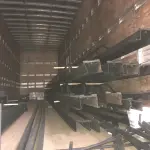 LOTE 079 - Estrutura metalica localizada dentro do caminhão 