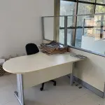 LOTE 10 - MÓVEIS EQUIPAMENTOS - vários itens junto ao prédio