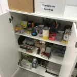 LOTE 076 - Armario, prateleira, sucata de informatica, 2 cadeiras pretas com rodas, 2 aquivos de aço, armario para servidor 