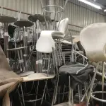 LOTE 075 - Lote com almofadas, caixas de madeira, movel com carregadores de celular, bancadas, expositores, cadeiras, mesas, ventiladores umidificadores, maquinas de lavar, mesas, bancos, sofá, refletores, fios, mangueiras, banheira,