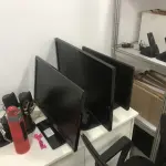 LOTE 076 - Armario, prateleira, sucata de informatica, 2 cadeiras pretas com rodas, 2 aquivos de aço, armario para servidor 
