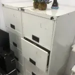 LOTE 076 - Armario, prateleira, sucata de informatica, 2 cadeiras pretas com rodas, 2 aquivos de aço, armario para servidor 