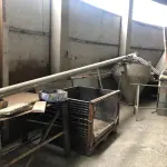 LOTE 050 - Lote de sucatas: mesas, cadeiras, armarios, inox, madeiras, etc 