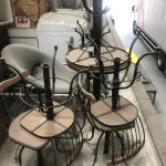 LOTE 075 - Lote com almofadas, caixas de madeira, movel com carregadores de celular, bancadas, expositores, cadeiras, mesas, ventiladores umidificadores, maquinas de lavar, mesas, bancos, sofá, refletores, fios, mangueiras, banheira,