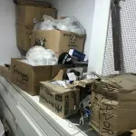 LOTE 046 - Lote com guilhotina, esmerilhadeiras, serras, parafusos, banquetas, manequim, catalogos, cortinas, fitas de borda, serra circular, lixadeiras, engraxadeira, cones, cintas, catracas, vaso, cintos alpinista, prateleira, balcão, armarios, silicones, soprador de calor, etc 