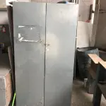 LOTE 050 - Lote de sucatas: mesas, cadeiras, armarios, inox, madeiras, etc 