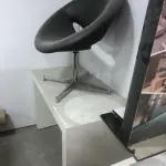 LOTE 056 - Cadeira preta e mesa