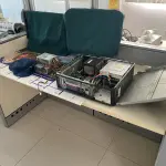 LOTE 10 - MÓVEIS EQUIPAMENTOS - vários itens junto ao prédio