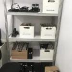 LOTE 076 - Armario, prateleira, sucata de informatica, 2 cadeiras pretas com rodas, 2 aquivos de aço, armario para servidor 