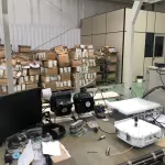 LOTE 481 - Bancada com prateleira e iluminação, antenas, exaustores, monitor 