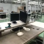 LOTE 474 - Bancada com prateleira e iluminação, cpus, monitores 