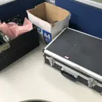 LOTE 120 - Maleta e porta placas, roteadores, partes de antena  