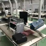 LOTE 449 - bancada com  prateleira e iluminação, equipamentos de teste 