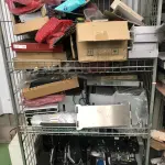 LOTE 359 - Fios, prateleira com rodas, equipamentos eletronicos, roteadores, modens 