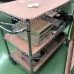 LOTE 361 - Carrinho de metal com rodas, equipamentos eletronicos 