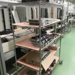 LOTE 427 - Prateleira em metal com rodas, com antenas e peças 