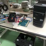 LOTE 343 - Bancada com prateleira, cpu e ferramentas 
