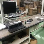LOTE 465 - Bancada com cpu, monitor, teclado 