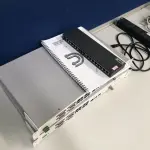LOTE 120 - Maleta e porta placas, roteadores, partes de antena  