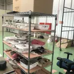 LOTE 423 - Prateleira em metal com rodas, com antenas e peças 