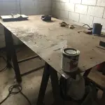 LOTE 536 - Mesa em ferro de cavalete 
