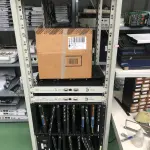 LOTE 348 - Armario 2 portas, prateleira com placas, mesa com bancada, prateleira com antenas, rack de equipamentos de teste, roteadores, carrinhos 
