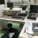LOTE 468 - Bancada em L com prateleira e computadores 