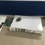 LOTE 120 - Maleta e porta placas, roteadores, partes de antena  