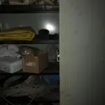 LOTE 541 - Armario de aço 2 portas com peças 