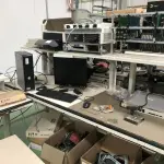 LOTE 368 - Mesa em l com prateleira, cpu, monitor, teclado, placas 
