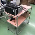 LOTE 459 - Carrinho de metal com rodas, cpu e teclado 
